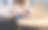 带着猫在家工作的女人。猫在笔记本电脑键盘上睡着了。在笔记本电脑公司工作的助理图片下载