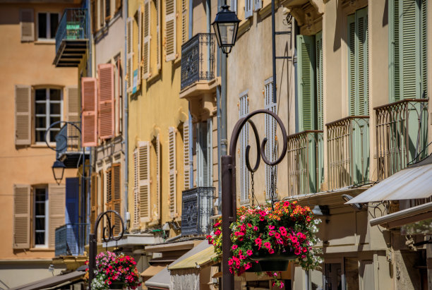 在法国昂蒂布的老城区，传统的地中海老房子里有鲜花图片下载