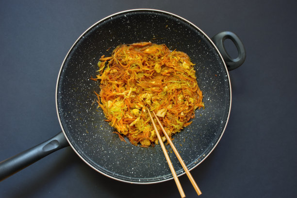 锅里放着黑色背景的蔬菜图片下载