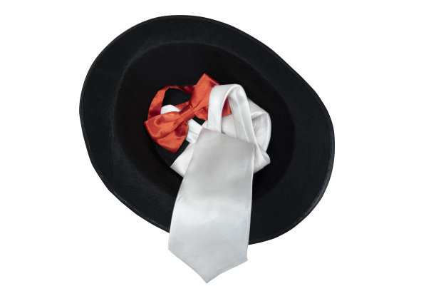 黑色的帽子和银色的领带和红色的领结图片下载
