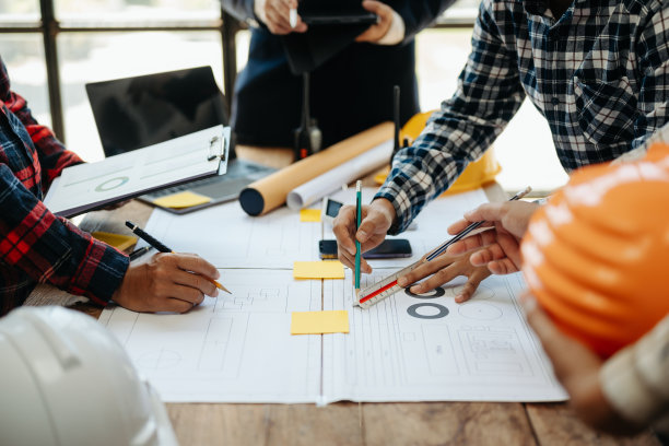 工程师团队会议，在公司办公室与合作伙伴一起完成项目图纸会议。亚洲行业专业团队图片下载