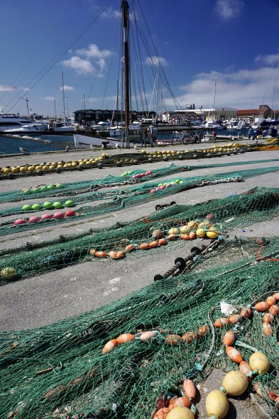 渔网。五颜六色的鱼网。渔网特写。全屏渔网。丹麦港口的渔网。图片下载