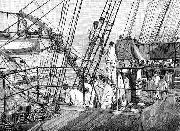 训练船:学员寻找重要通道图片下载