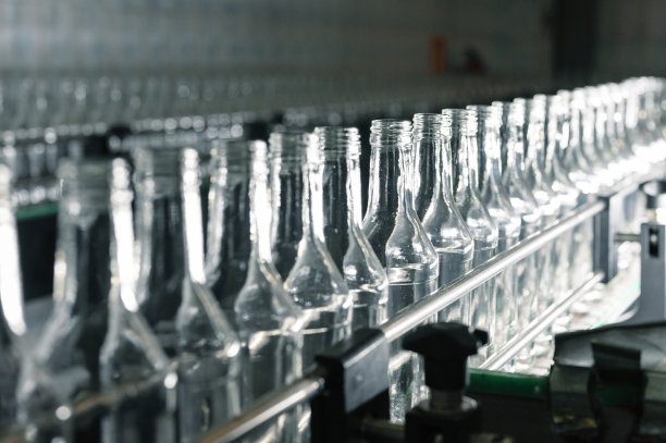 生产线运输空玻璃瓶的酒精图片下载