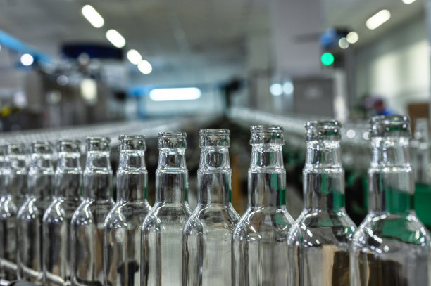 一排玻璃瓶，用来装昂贵的酒精饮料图片下载