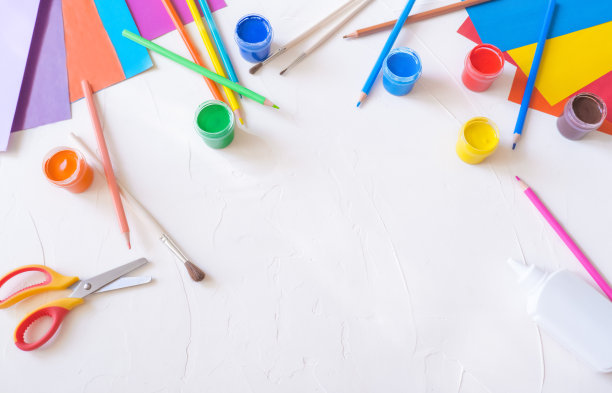 学校用品，白色背景上的文具-标题空间，俯视图图片下载