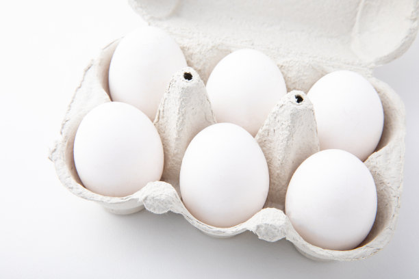 白色背景隔离白鸡蛋的有机包装。有机产品。图片下载