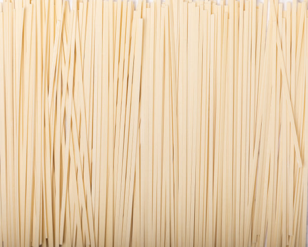 米粉。背景是木盘里的米饭和米粉。特写。有益健康的食物。放文字的地方。副本的空间。图片下载