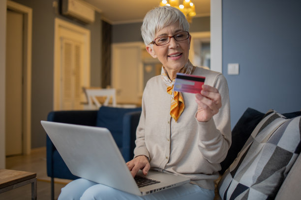快乐的女人在网上购物图片下载