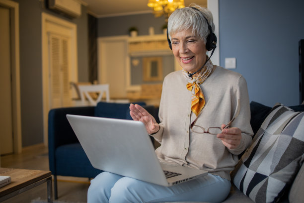 女性在家办公图片下载