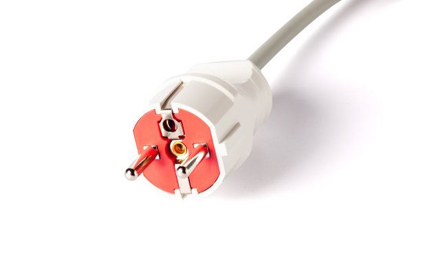 插座隔离在白色背景上的电源插头。欧式电插头总成图片下载