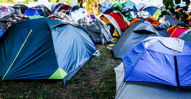 很多帐篷彼此靠得很近图片下载