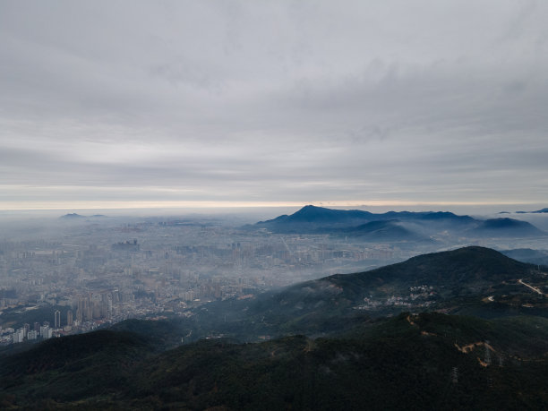 云雾笼罩的城市景观图片下载
