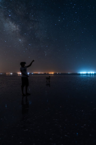 年轻人在盐湖城看银河。图片下载
