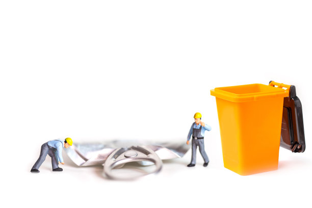 微型工人与回收利用可以隔离在白色背景。图片下载