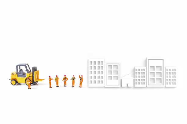 微型工人与建筑和房子隔离在白色背景。图片下载