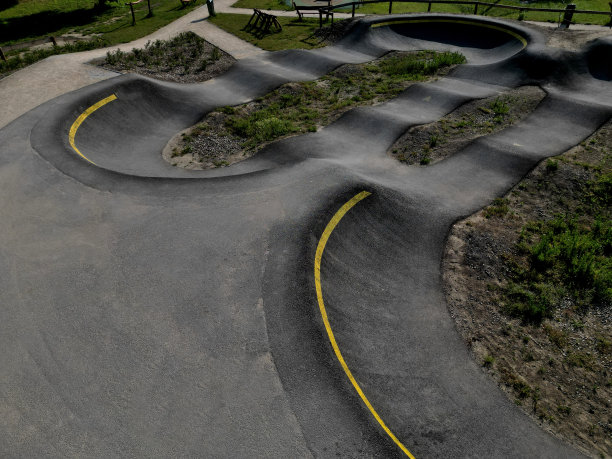 停车场的自行车道用泵(上下移动)代替脚踏和弹跳来移动自行车、踏板车、滑板和单排溜冰鞋图片下载