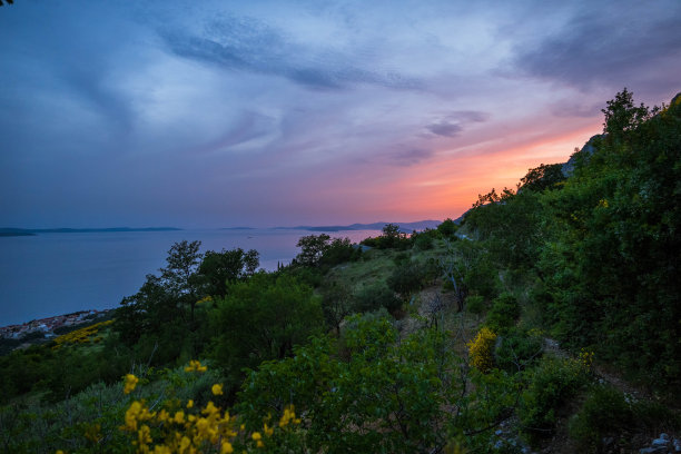 电影般的自然旅行照片，在一个阳光明媚的日子里，克罗地亚斯普利特旁边的奥米斯悬崖和山脉全景图片下载