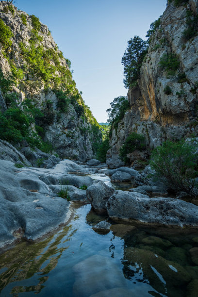 电影般的自然旅行照片，在一个阳光明媚的日子里，克罗地亚斯普利特旁边的奥米斯悬崖和山脉全景图片下载