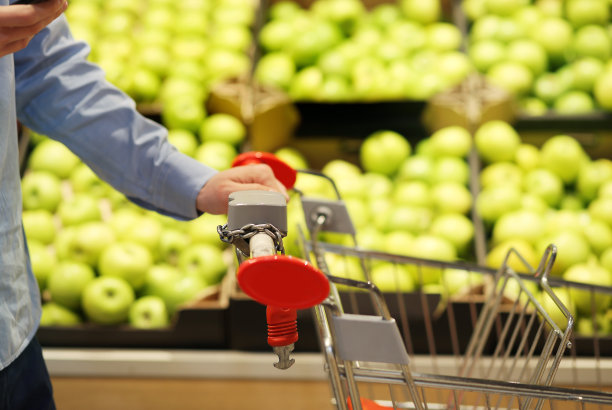 在市场上买苹果的人图片下载