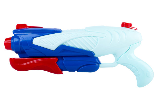水游戏用彩色塑料制成的水枪是一种白色背景隔离的喷水设备图片下载