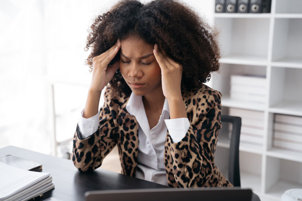 职业女性承受着工作压力。图片下载
