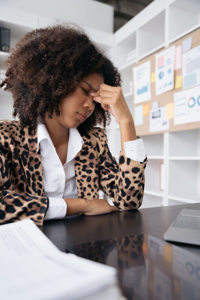 职业女性承受着工作压力。图片下载