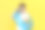 戴着太阳镜的亚洲小男孩拿着黄色背景的充气游泳圈，韩国孩子去度假图片下载