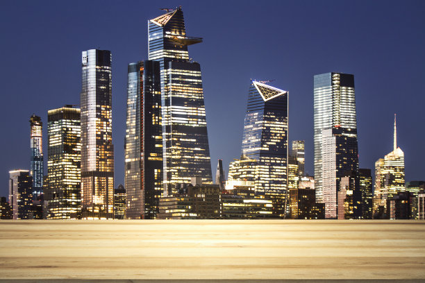 空的木制桌面，背景是夜晚美丽的纽约摩天大楼，模拟图片下载