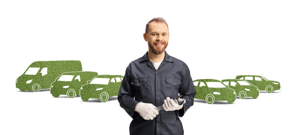 汽车修理工在草做的汽车前摆姿势图片下载