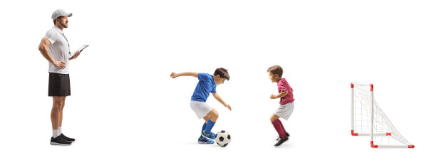 教练看着男孩们踢足球图片下载