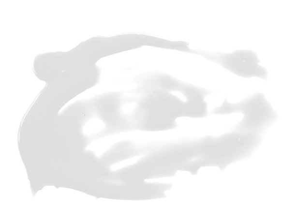 白色背景上的牛奶。溅出的牛奶水坑被隔离在白色的背景上。洒牛奶的质地。图片下载