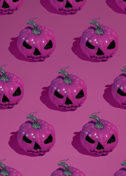 紫色背景上的紫色南瓜万圣节图案。图片下载
