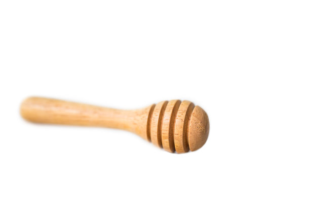 木勺用于蜂蜜分离在白色背景。图片下载