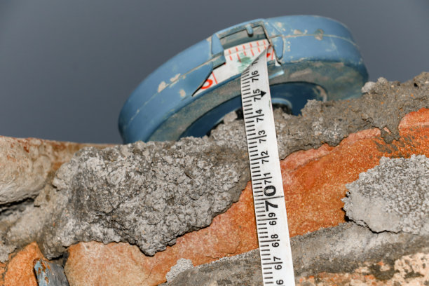 用卷尺量一下正在施工的墙图片下载