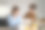 自由职业者母亲带着孩子在家工作，盯着笔记本电脑屏幕努力集中注意力图片下载