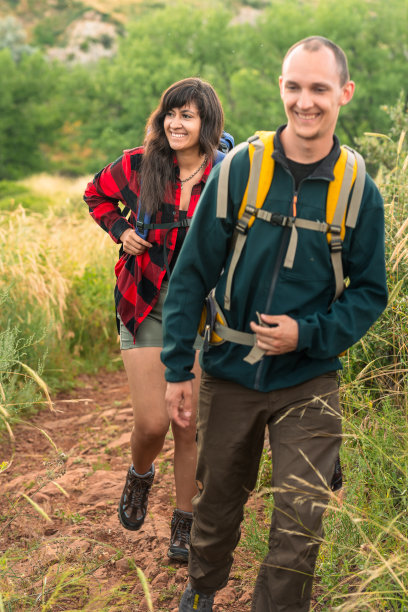 年轻夫妇背包客图片下载