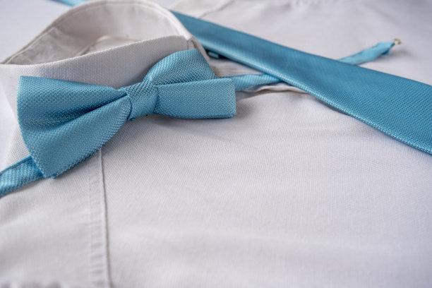 白色衬衫上的蓝色领带和领结，男士时尚概念，蓝色配饰，男士服装理念，坐观图片下载