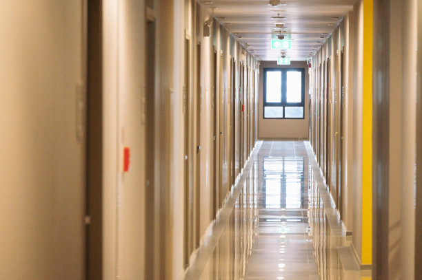 公寓/共管公寓住宅的广角景观走廊图片下载