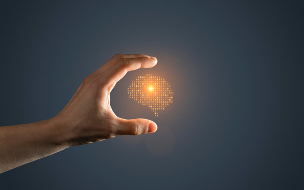 深色背景上的人工智能大脑符号和手图片下载