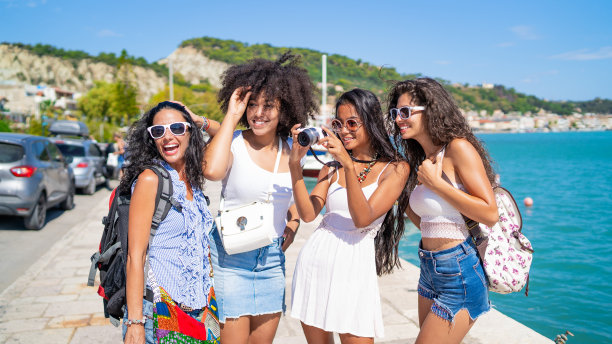 一群朋友在希腊扎金索斯度假图片下载