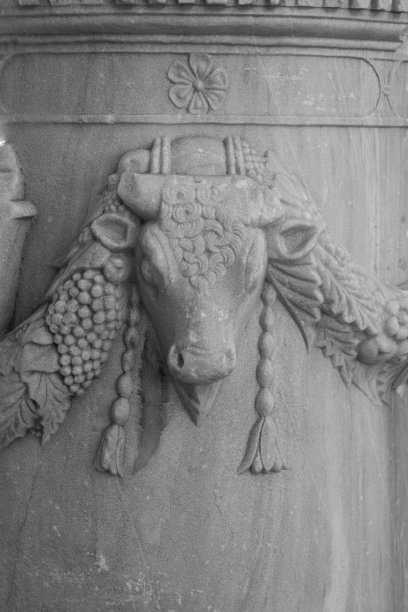 用头发编成辫子雕刻在石头上的公牛图片下载