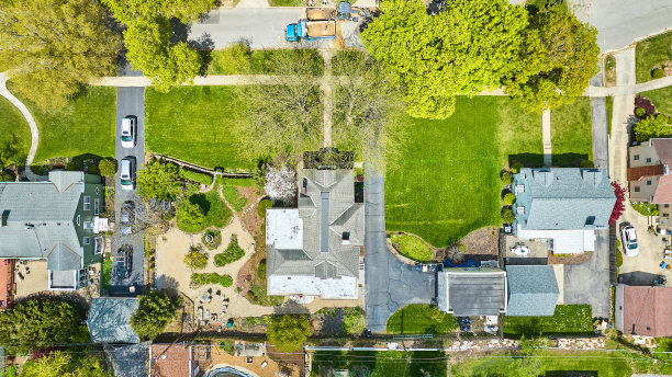 绿色草坪、房屋和景观的航拍照片图片下载