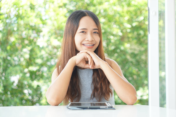 快乐的女商人在咖啡馆工作成功地完成计划的工作没有压力。图片下载