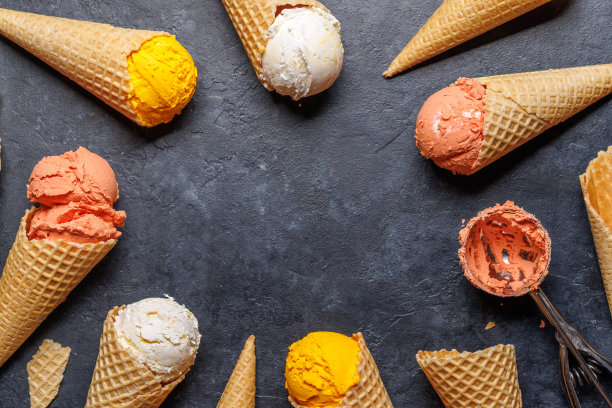 美味的华夫蛋筒里装着各种口味的冰淇淋图片下载