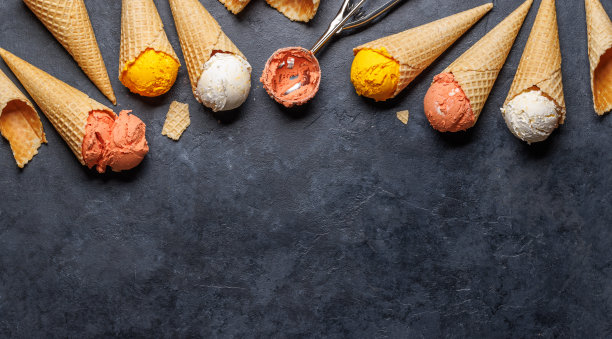 美味的华夫蛋筒里装着各种口味的冰淇淋图片下载