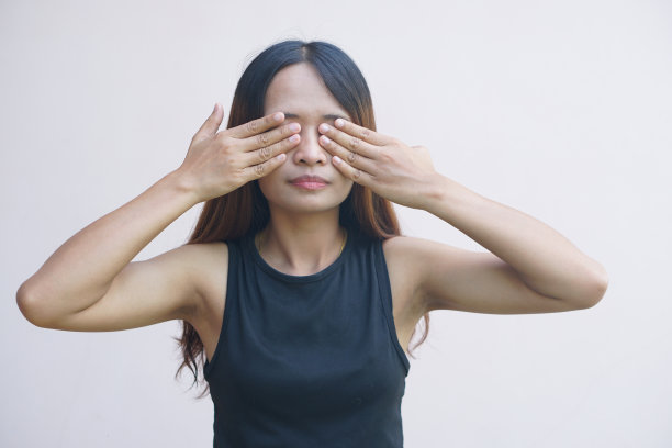 亚洲妇女用手遮住眼睛，眼睛酸痛图片下载