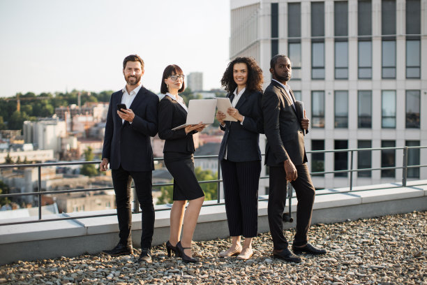 公司合伙人在屋顶上操作现代设备图片下载