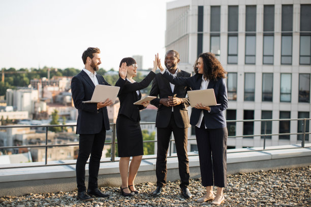 多种族开发商在屋顶上互相打五分图片下载
