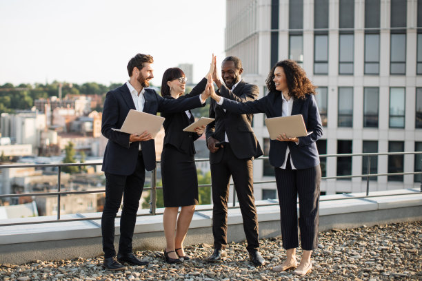 多种族开发商在屋顶上互相打五分图片下载